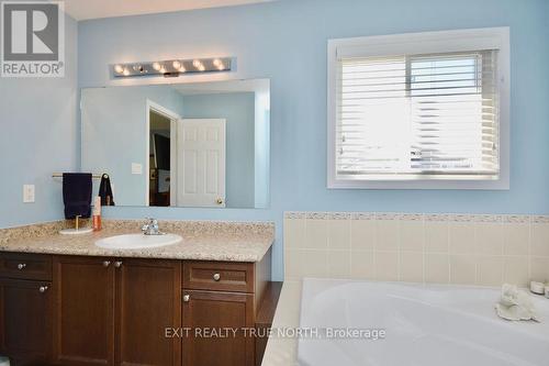 93 Monarchy St, Barrie, ON - Indoor Photo Showing Bathroom