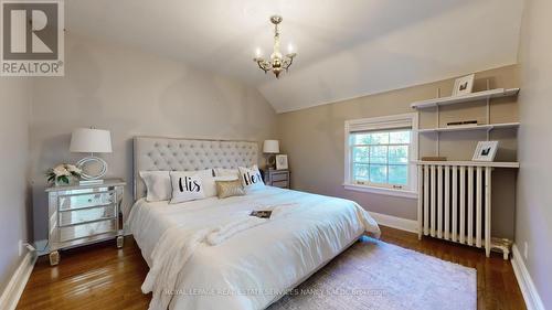 19 Strathgowan Cres, Toronto, ON - Indoor Photo Showing Bedroom