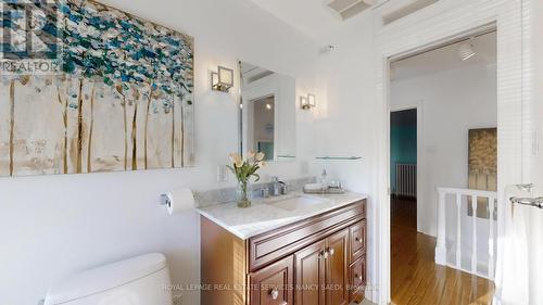 19 Strathgowan Cres, Toronto, ON - Indoor Photo Showing Bathroom