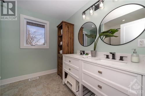8340 Bank Street, Metcalfe, ON - Indoor Photo Showing Bathroom