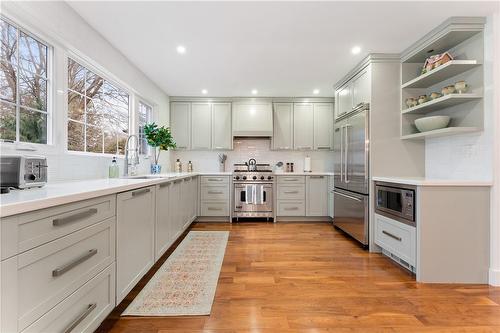 519 Regina Drive, Burlington, ON - Indoor Photo Showing Kitchen With Upgraded Kitchen