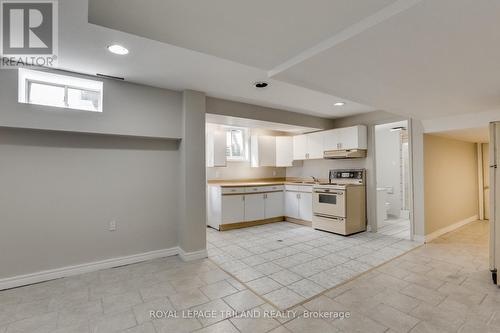 63 Prince Of Wales Gate, London, ON - Indoor Photo Showing Kitchen