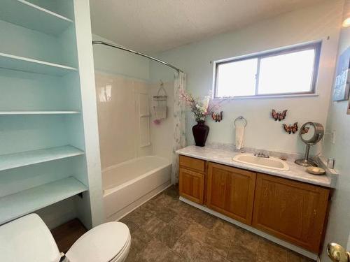 2152 Clarke Ave, Merritt, BC - Indoor Photo Showing Bathroom