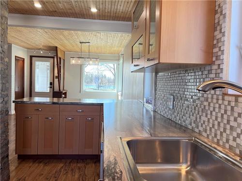 1316 Crescent Road W, Portage La Prairie, MB - Indoor Photo Showing Kitchen
