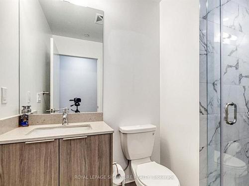 1102-32 Forest Manor Rd, Toronto, ON - Indoor Photo Showing Bathroom