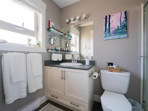 2000 Swordfern Rd, Nanaimo, BC - Indoor Photo Showing Bathroom