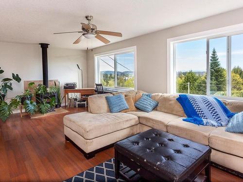 138 Arbutus Cres, Ladysmith, BC - Indoor Photo Showing Living Room