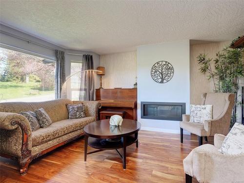 3718 Arbutus Dr North, Cobble Hill, BC - Indoor Photo Showing Living Room With Fireplace