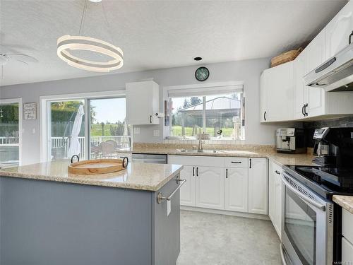 3718 Arbutus Dr North, Cobble Hill, BC - Indoor Photo Showing Kitchen With Upgraded Kitchen