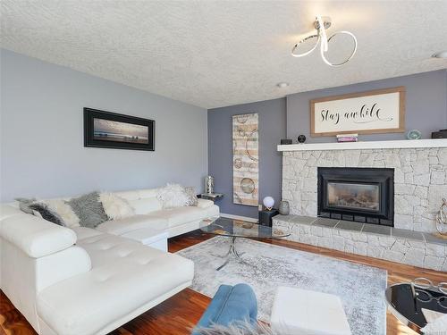 3718 Arbutus Dr North, Cobble Hill, BC - Indoor Photo Showing Living Room With Fireplace