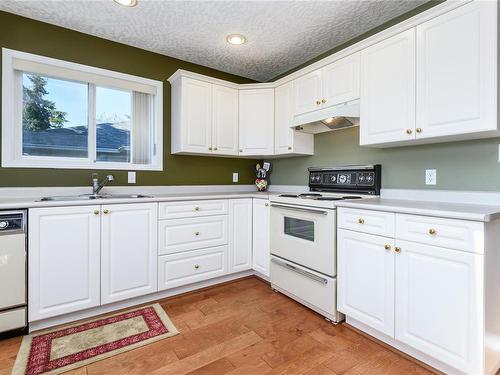 8-417 Heather Crt, Comox, BC - Indoor Photo Showing Kitchen With Double Sink