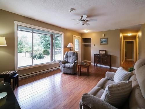 1591 Babine Rd, Crofton, BC - Indoor Photo Showing Living Room