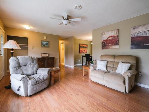 1591 Babine Rd, Crofton, BC - Indoor Photo Showing Living Room