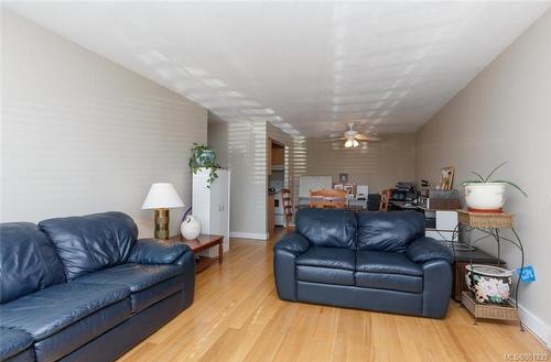 120-964 Heywood Ave, Victoria, BC - Indoor Photo Showing Living Room
