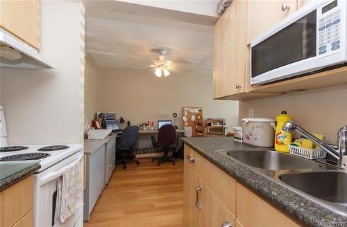 120-964 Heywood Ave, Victoria, BC - Indoor Photo Showing Kitchen With Double Sink