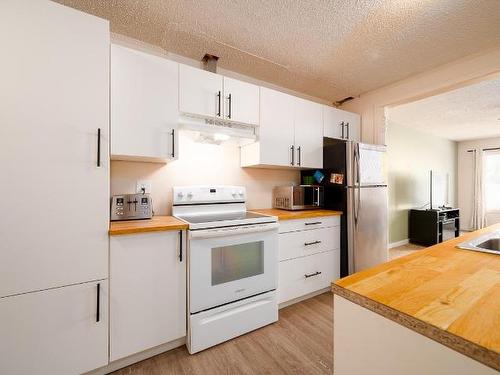 A-227 Brooke Drive, Chase, BC - Indoor Photo Showing Kitchen