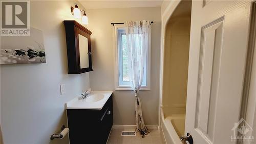 215 Fireside Drive, Constance Bay, ON - Indoor Photo Showing Bathroom
