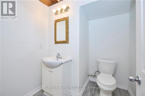 4503 Maplewood Ave, Niagara Falls, ON - Indoor Photo Showing Bathroom