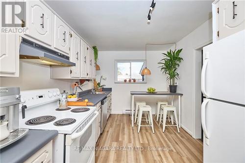 4503 Maplewood Avenue, Niagara Falls, ON - Indoor Photo Showing Kitchen