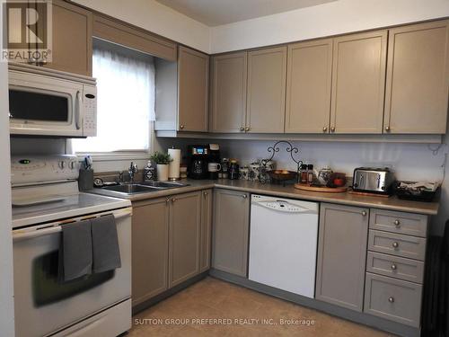 286 Kensington Ave, Ingersoll, ON - Indoor Photo Showing Kitchen With Double Sink