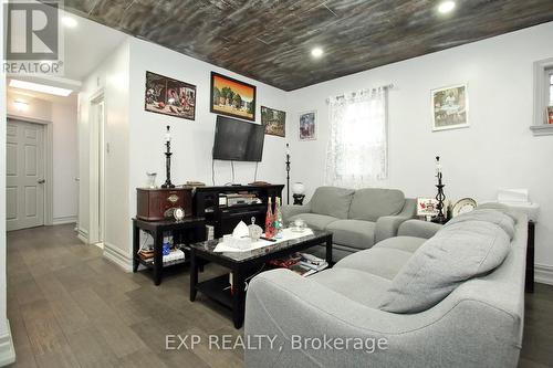 221 Church St, Toronto, ON - Indoor Photo Showing Living Room