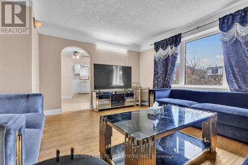 112 Kehl Street, Kitchener, ON - Indoor Photo Showing Living Room