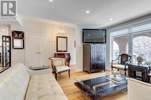 82 Harris Cres, Vaughan, ON - Indoor Photo Showing Living Room