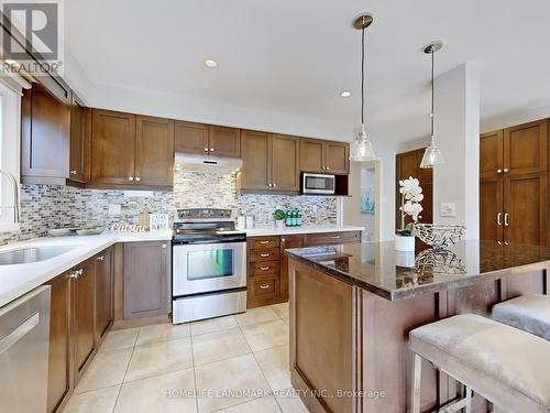 41 Beasley Dr, Richmond Hill, ON - Indoor Photo Showing Kitchen With Upgraded Kitchen