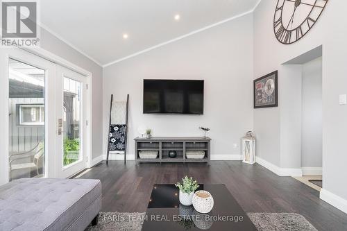 562 Simcoe Street, Collingwood, ON - Indoor Photo Showing Living Room