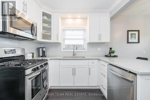 562 Simcoe Street, Collingwood, ON - Indoor Photo Showing Kitchen With Double Sink With Upgraded Kitchen