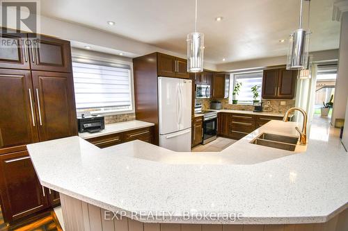 30 Aikens Crescent, Barrie, ON - Indoor Photo Showing Kitchen With Double Sink With Upgraded Kitchen