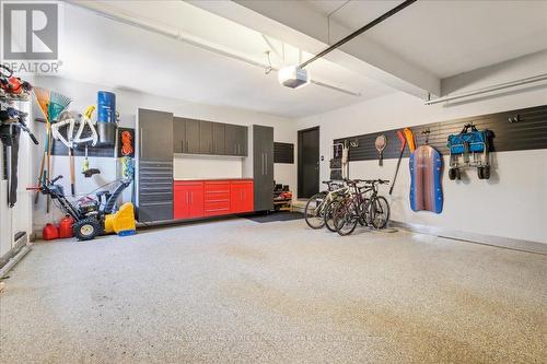 2072 Chippewa Trail, Mississauga, ON - Indoor Photo Showing Garage