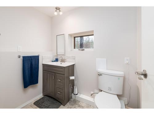 4856 32Nd Street, Canyon, BC - Indoor Photo Showing Bathroom