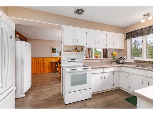 4856 32Nd Street, Canyon, BC - Indoor Photo Showing Kitchen