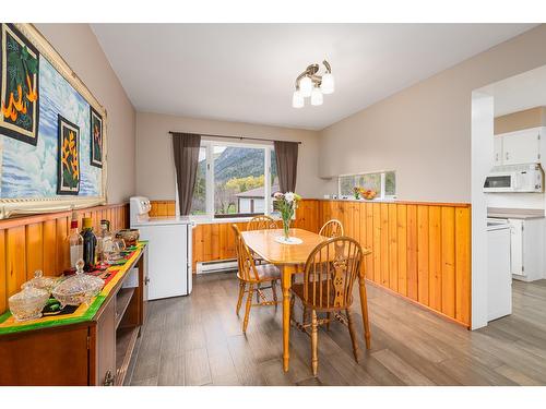 4856 32Nd Street, Canyon, BC - Indoor Photo Showing Dining Room