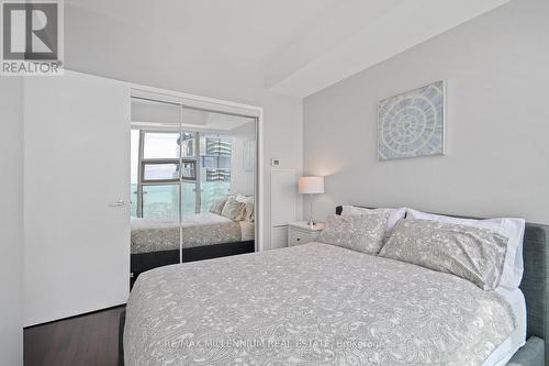 6006 - 14 York Street, Toronto, ON - Indoor Photo Showing Bedroom