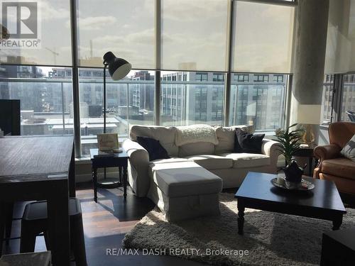 #1001 -25 Oxley St, Toronto, ON - Indoor Photo Showing Living Room