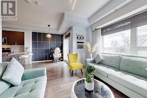 369 - 515 Kingbird Grove, Toronto, ON - Indoor Photo Showing Living Room