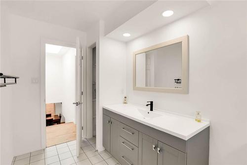 4516 Green Meadow Boulevard, Beamsville, ON - Indoor Photo Showing Bathroom