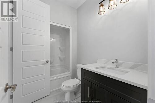 323 Benson, Amherstburg, ON - Indoor Photo Showing Bathroom