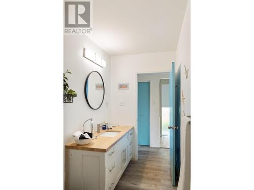 722-726 Elliot Avenue, Kelowna, BC - Indoor Photo Showing Bathroom