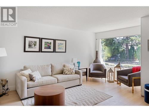 722-726 Elliot Avenue, Kelowna, BC - Indoor Photo Showing Living Room