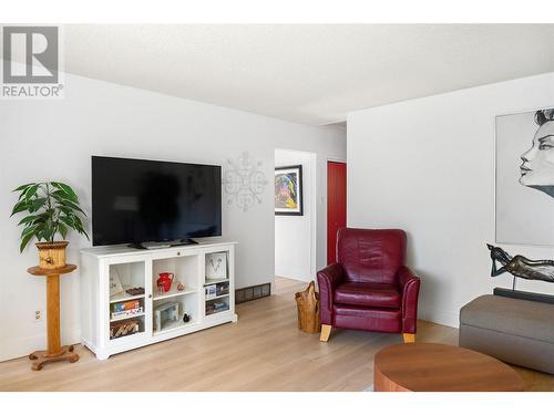 722-726 Elliot Avenue, Kelowna, BC - Indoor Photo Showing Living Room