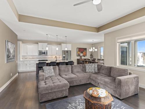 753 Kuipers Crescent, Kelowna, BC - Indoor Photo Showing Living Room