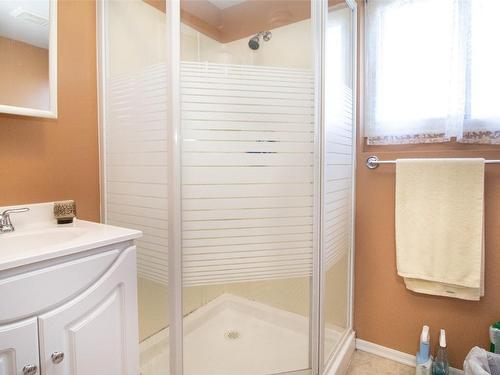 330 Stetson Street, Kelowna, BC - Indoor Photo Showing Bathroom