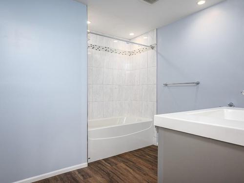 199 Scenic Drive, Coldstream, BC - Indoor Photo Showing Bathroom