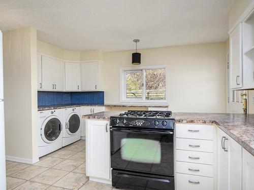 199 Scenic Drive, Coldstream, BC - Indoor Photo Showing Laundry Room
