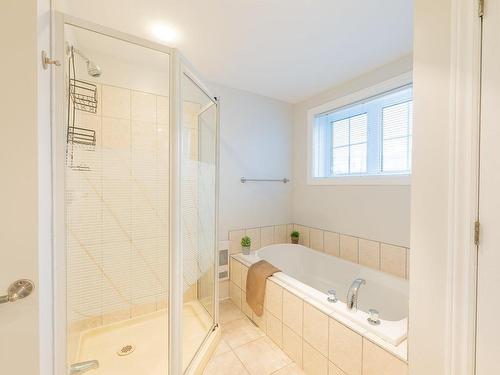 Dwelling - 5853  - 5847 Rue Anthony, Brossard, QC - Indoor Photo Showing Bathroom