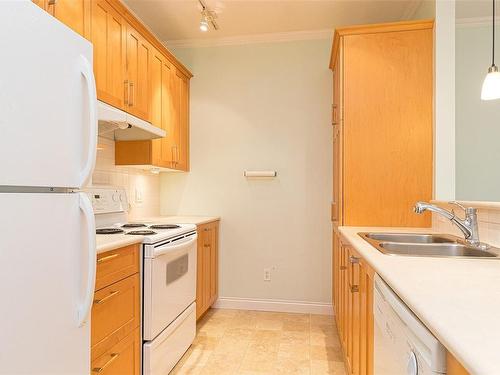 84-850 Parklands Dr, Esquimalt, BC - Indoor Photo Showing Kitchen With Double Sink
