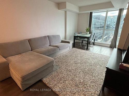 835-525 Wilson St, Toronto, ON - Indoor Photo Showing Living Room